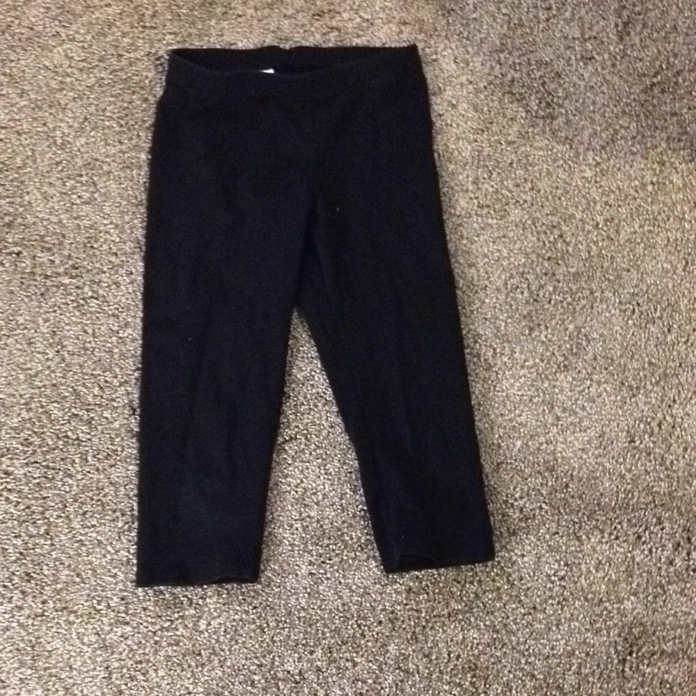 Black Capri leggings.
